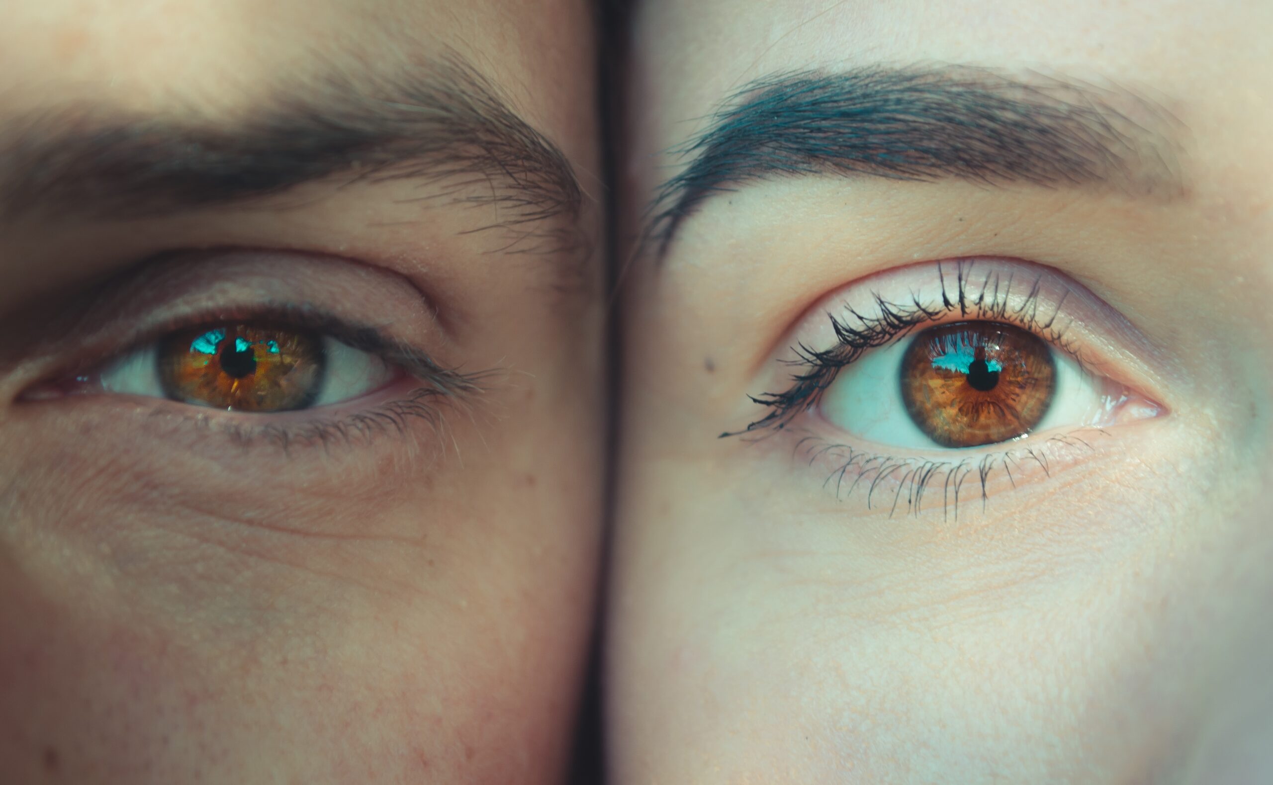 2 eyes looking